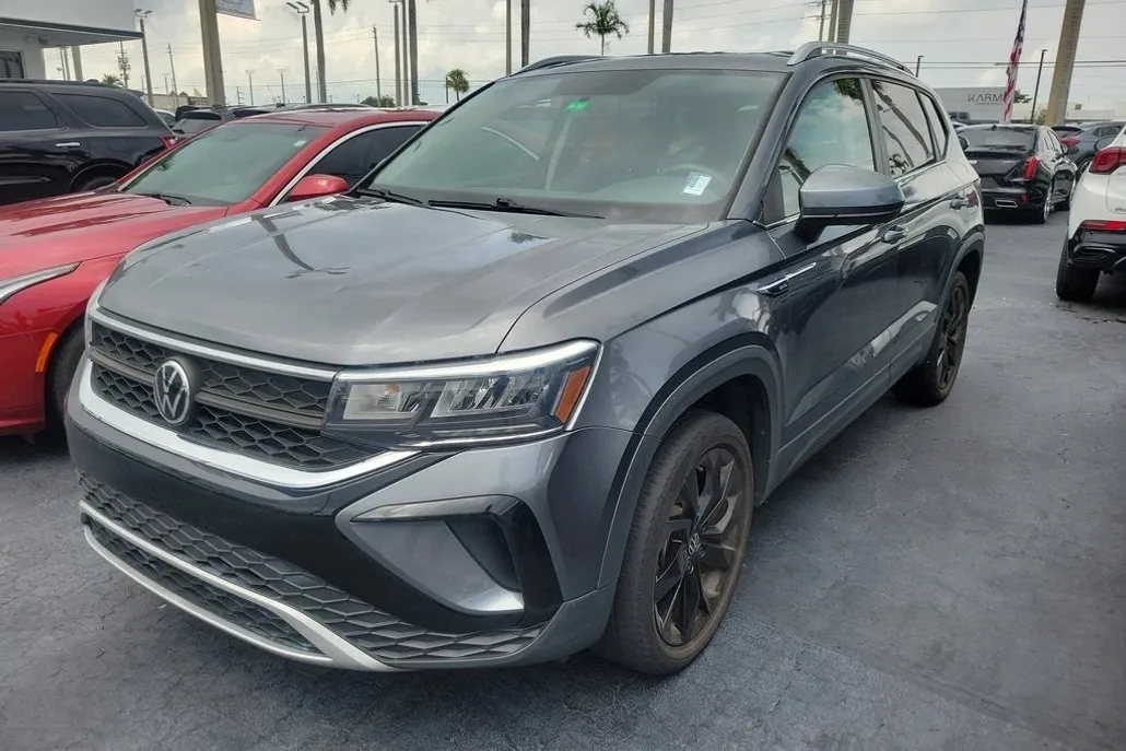2022 Volkswagen Taos SE photo 1