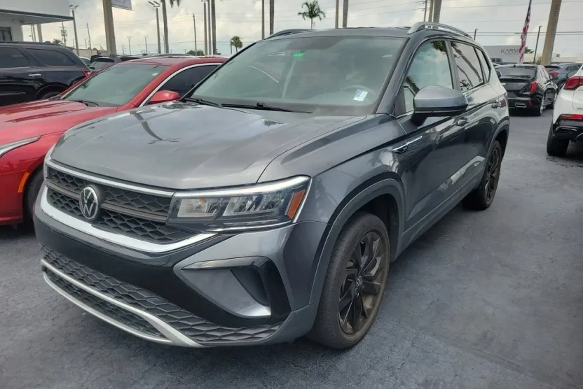 2022 Volkswagen Taos SE photo 1