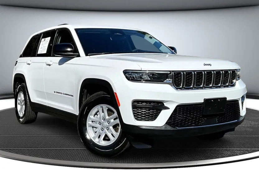 2023 Jeep Grand Cherokee Laredo Altitude photo 1