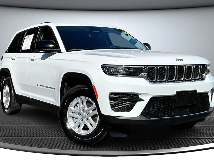 2023 Jeep Grand Cherokee Laredo Altitude photo 1