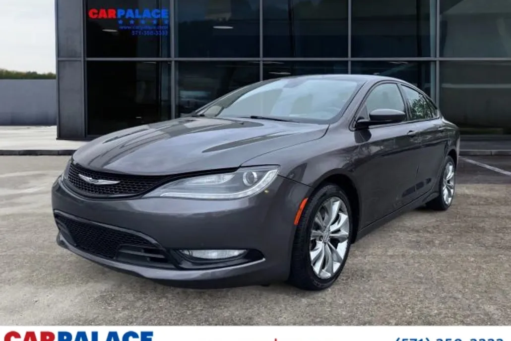 2016 Chrysler 200 photo 1