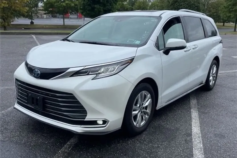 2022 Toyota Sienna Limited photo 1