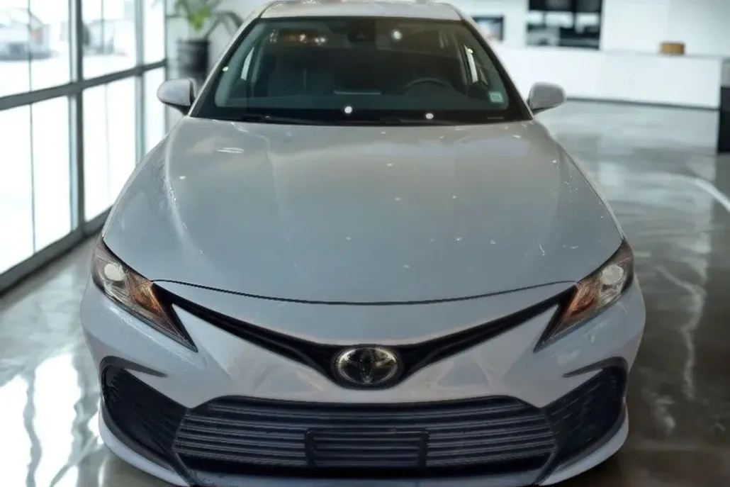 2021 Toyota Camry Hybrid LE photo 1