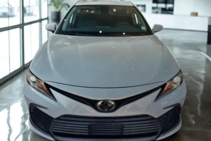 2021 Toyota Camry Hybrid LE photo 1