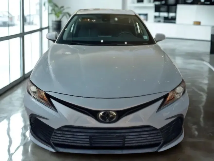 2021 Toyota Camry Hybrid LE photo 1
