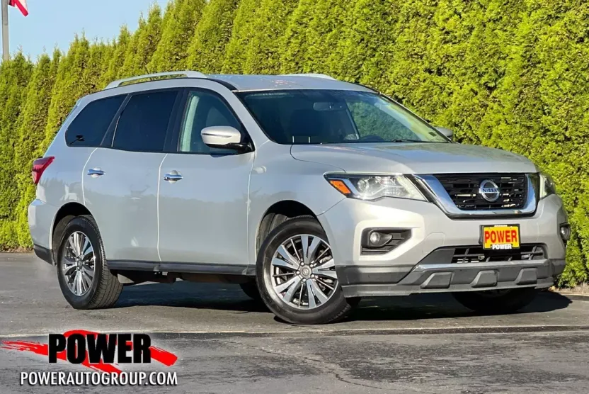 2017 Nissan Pathfinder SV photo 1