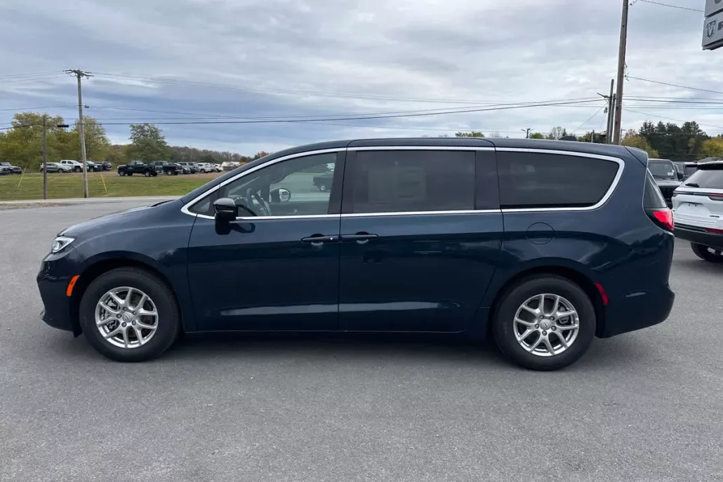 2025 Chrysler Pacifica photo 1