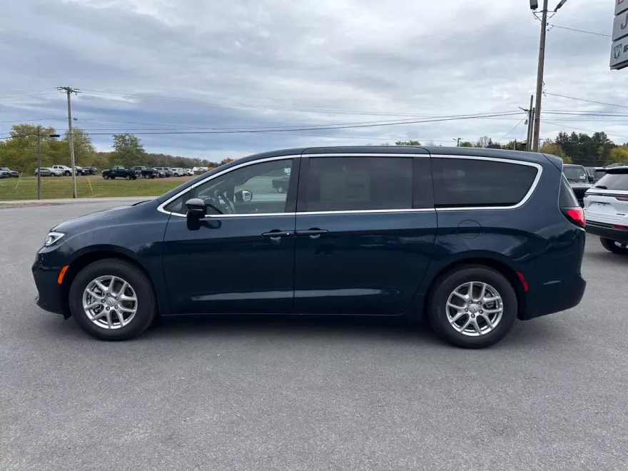 2025 Chrysler Pacifica photo 1