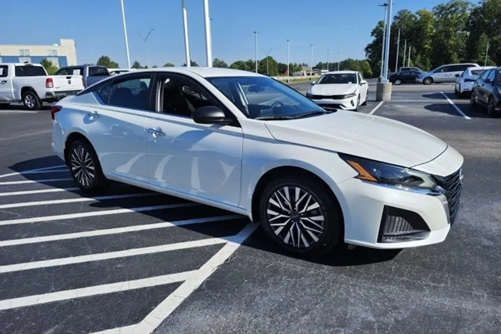 2024 Nissan Altima 2.5 SV photo 1