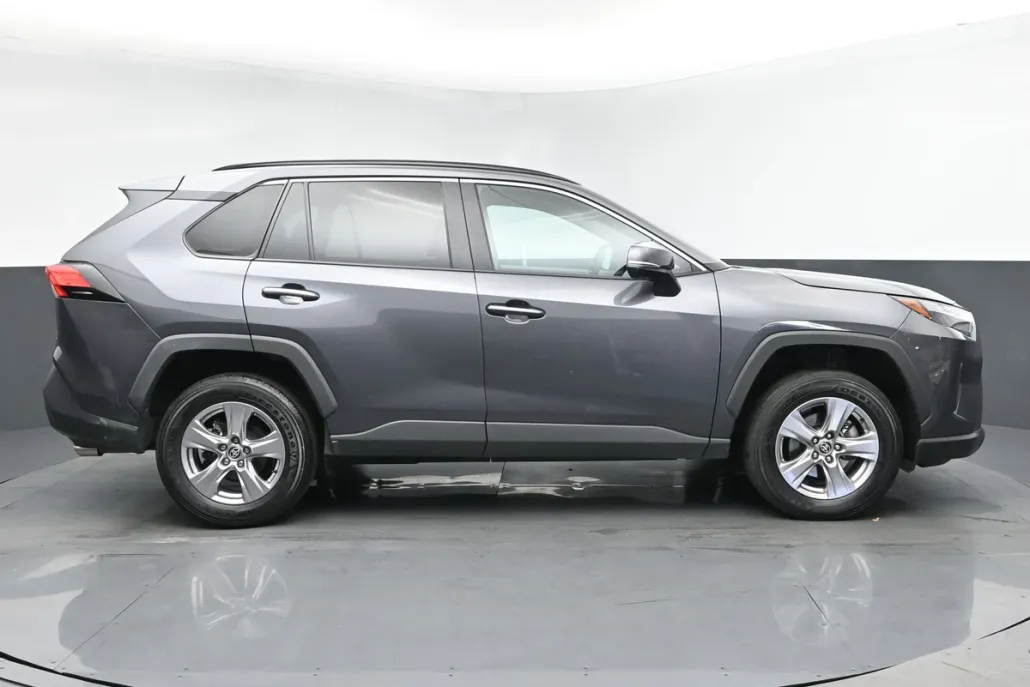 2023 Toyota RAV4 XLE photo 1