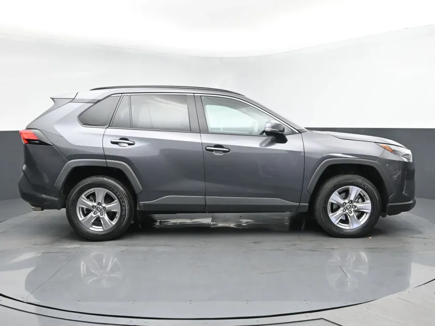 2023 Toyota RAV4 XLE photo 1