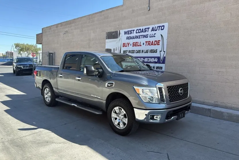 2017 Nissan Titan Crew Cab SV photo 1