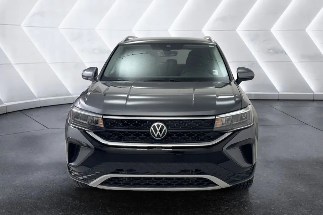 2024 Volkswagen Taos SE photo 1