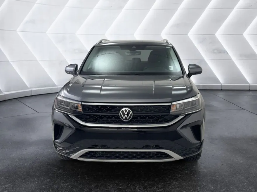 2024 Volkswagen Taos SE photo 1