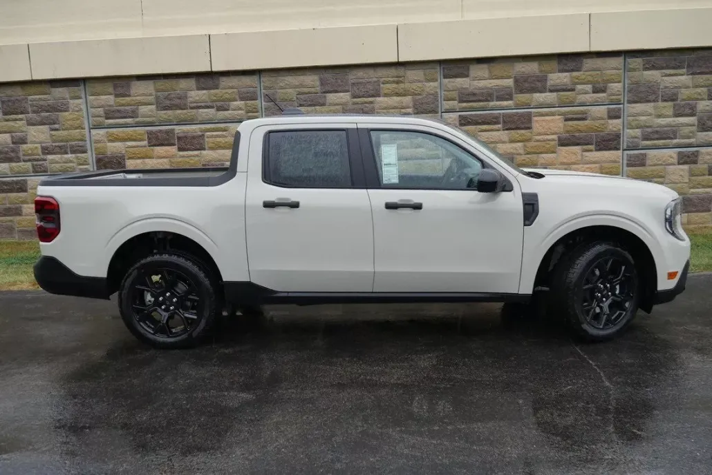 2025 Ford Maverick XLT photo 1