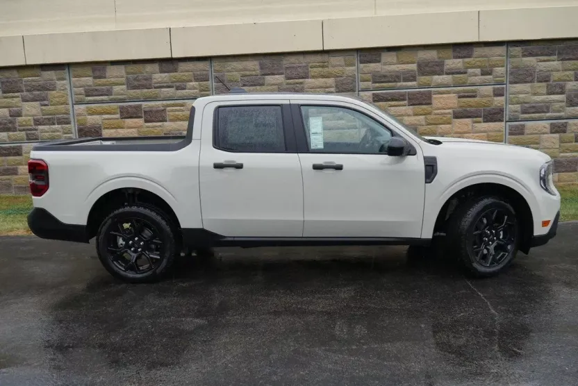 2025 Ford Maverick XLT photo 1