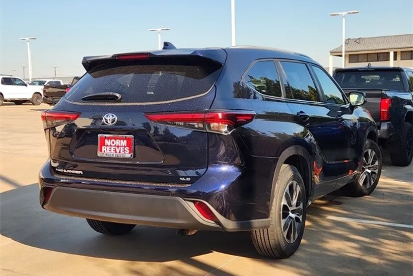 2023 Toyota Highlander XLE photo 1