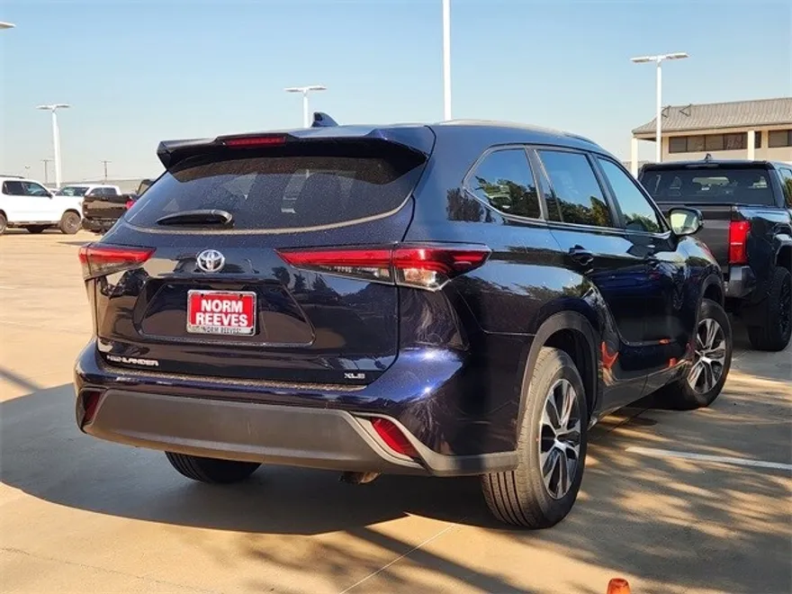 2023 Toyota Highlander XLE photo 1