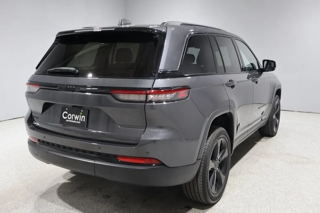2023 Jeep Grand Cherokee Laredo photo 1