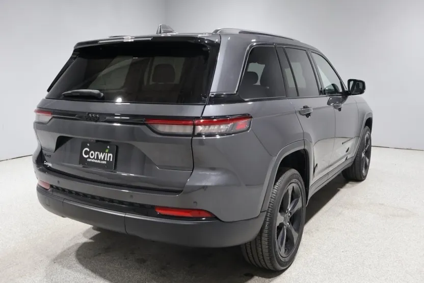 2023 Jeep Grand Cherokee Laredo photo 1