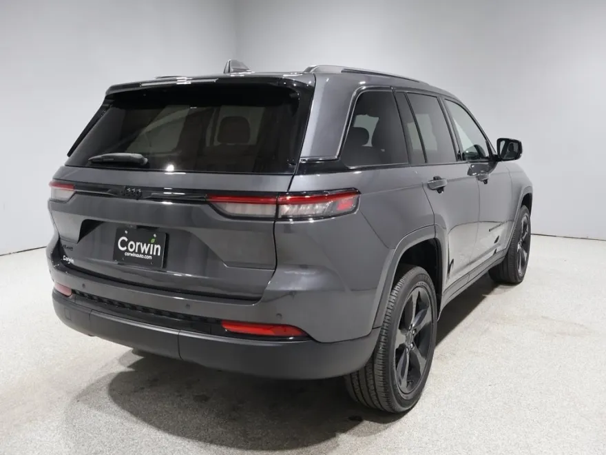 2023 Jeep Grand Cherokee Laredo photo 1