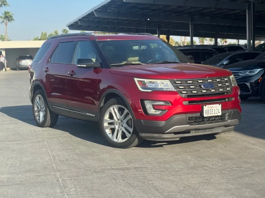 2017 Ford Explorer XLT photo 1