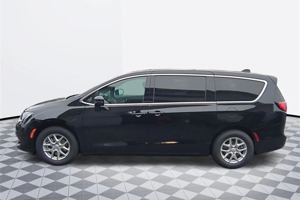 2026 Chrysler Voyager LX photo 1