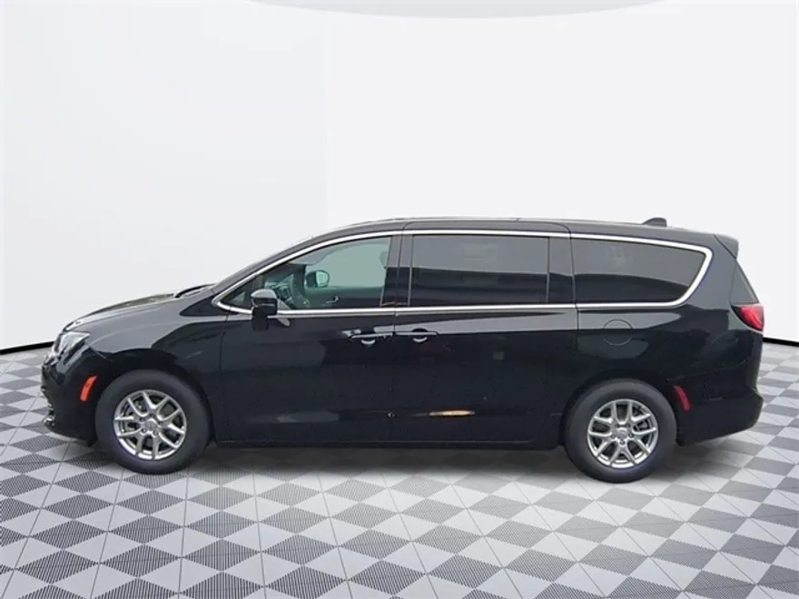 2026 Chrysler Voyager LX photo 1