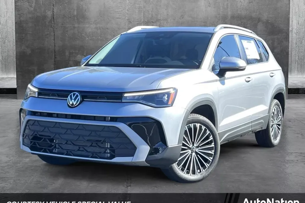 2025 Volkswagen Taos SE photo 1
