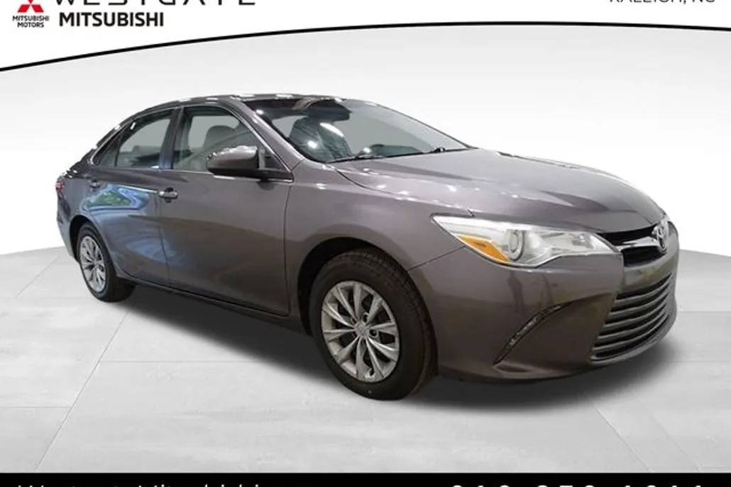 2017 Toyota Camry LE photo 1