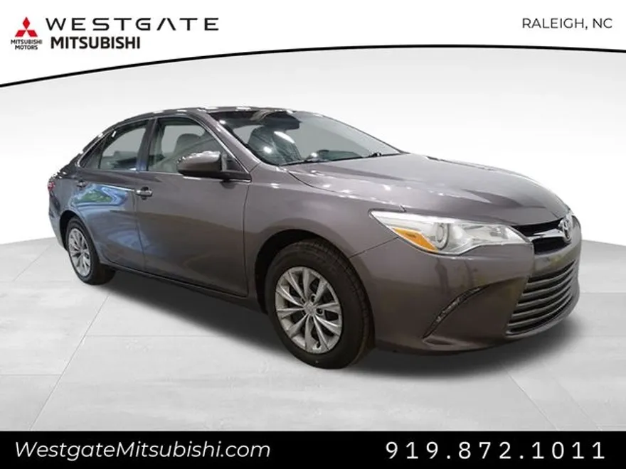 2017 Toyota Camry LE photo 1