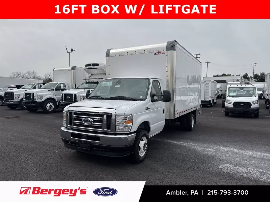 2025 Ford E-450 Cutaway photo 1