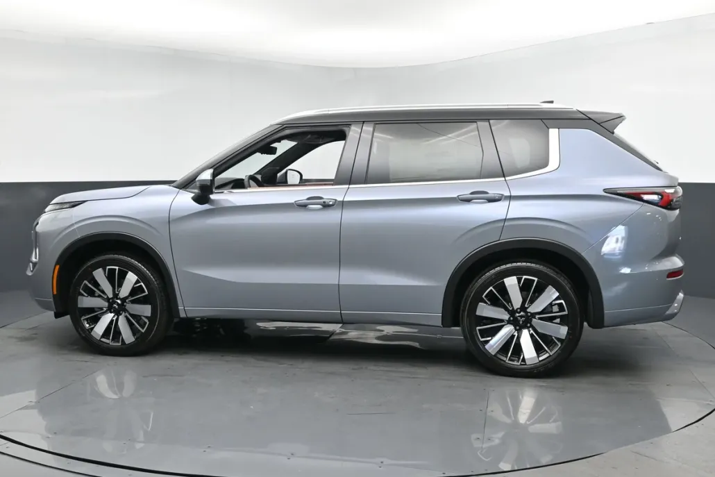 2025 Mitsubishi Outlander SEL photo 1