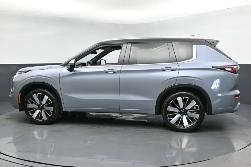 2025 Mitsubishi Outlander SEL photo 1