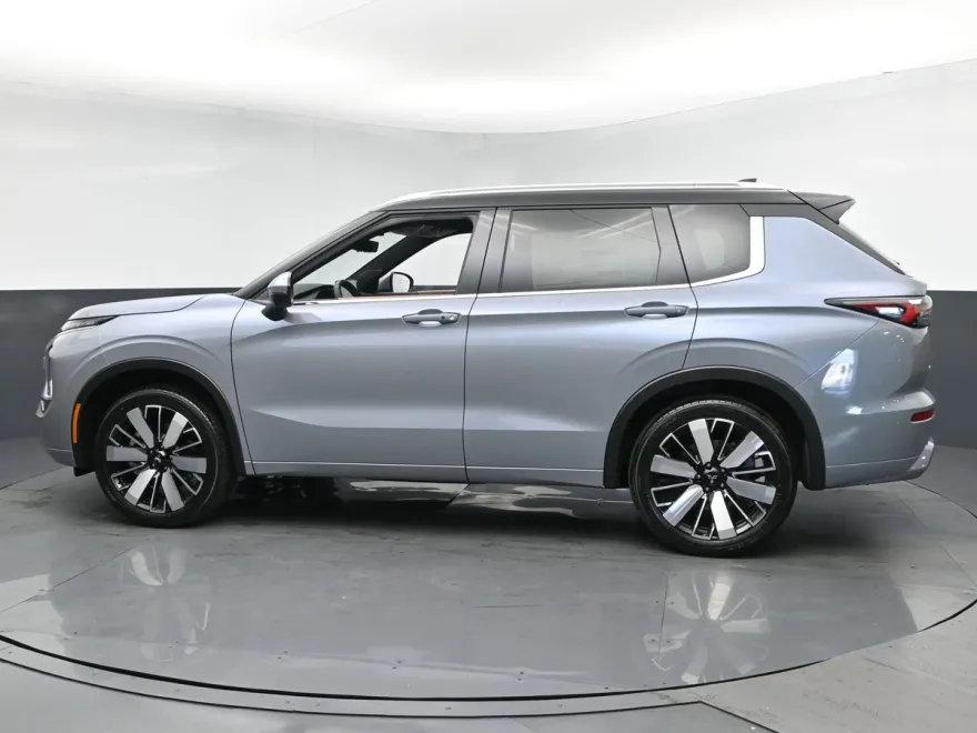 2025 Mitsubishi Outlander SEL photo 1