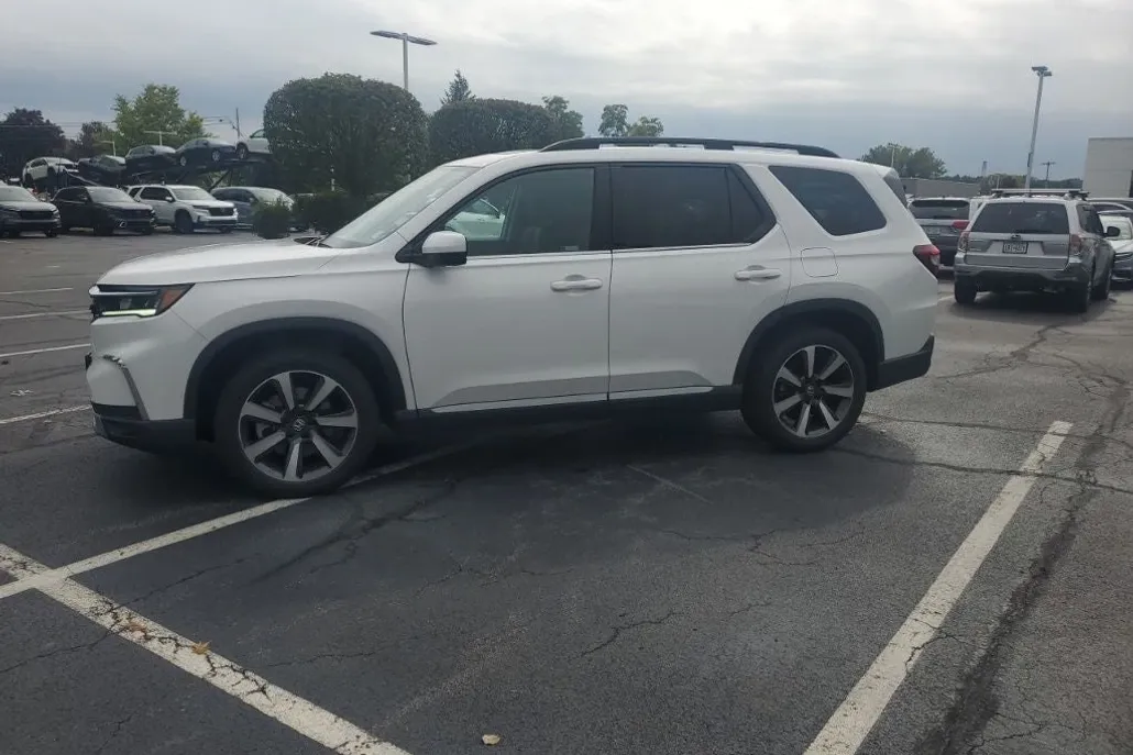 2023 Honda Pilot Touring photo 1