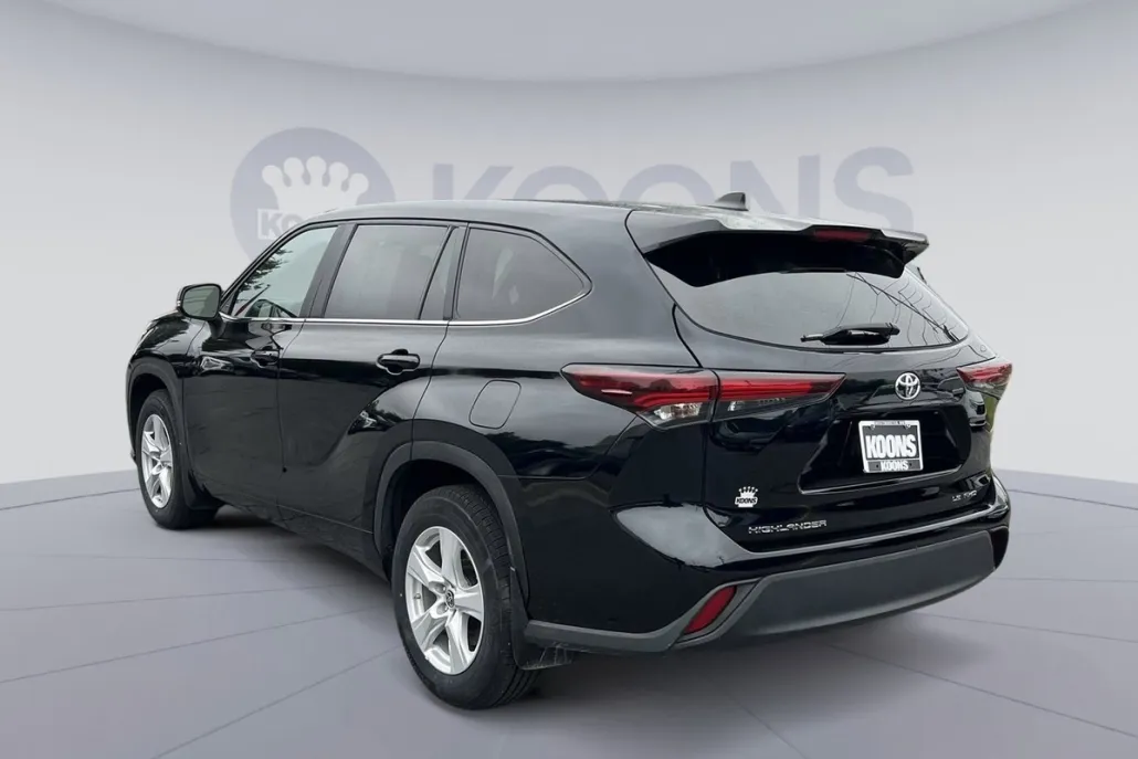 2024 Toyota Highlander LE photo 1