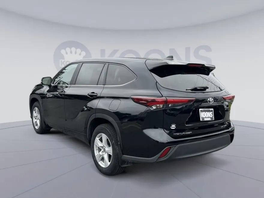 2024 Toyota Highlander LE photo 1