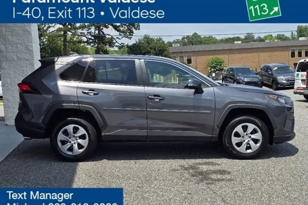 2022 Toyota RAV4 LE photo 1