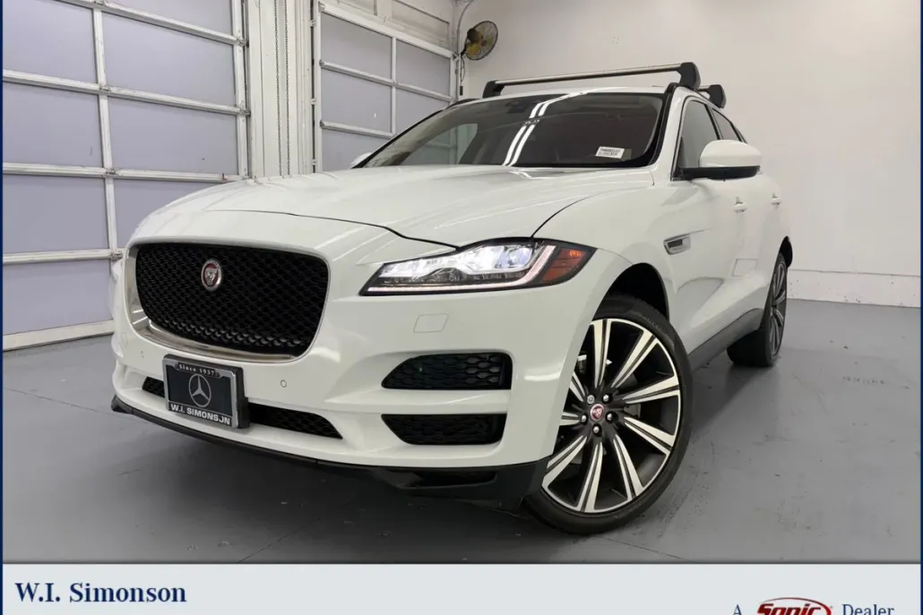 2017 Jaguar F-PACE Prestige photo 1