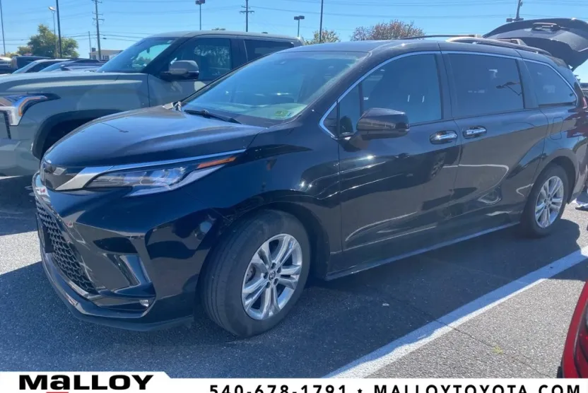2022 Toyota Sienna XSE photo 1