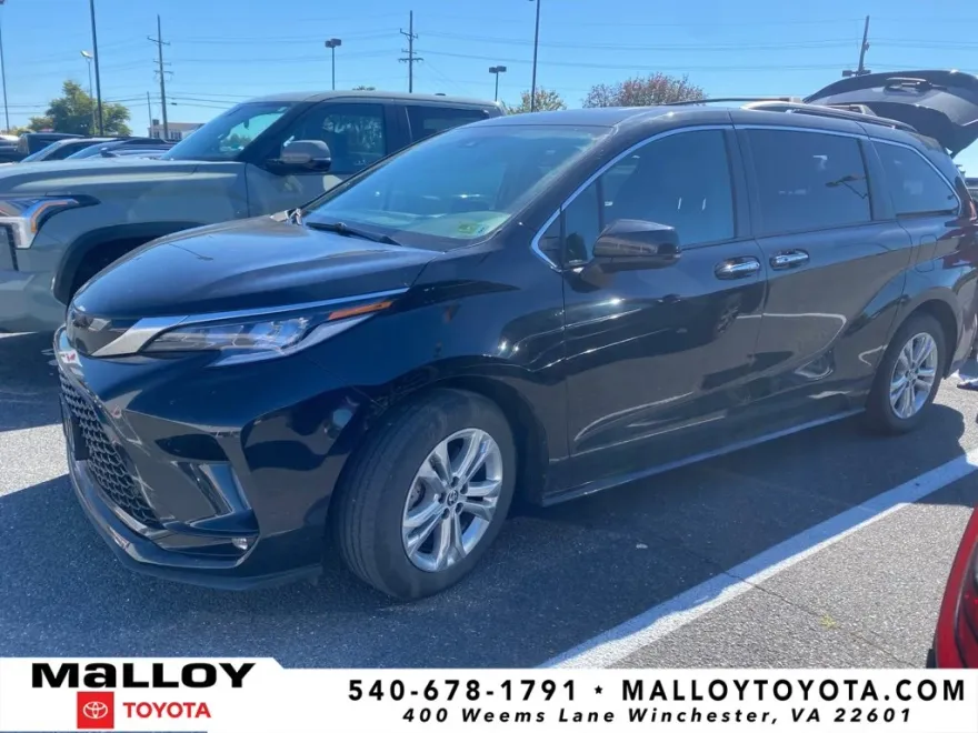 2022 Toyota Sienna XSE photo 1