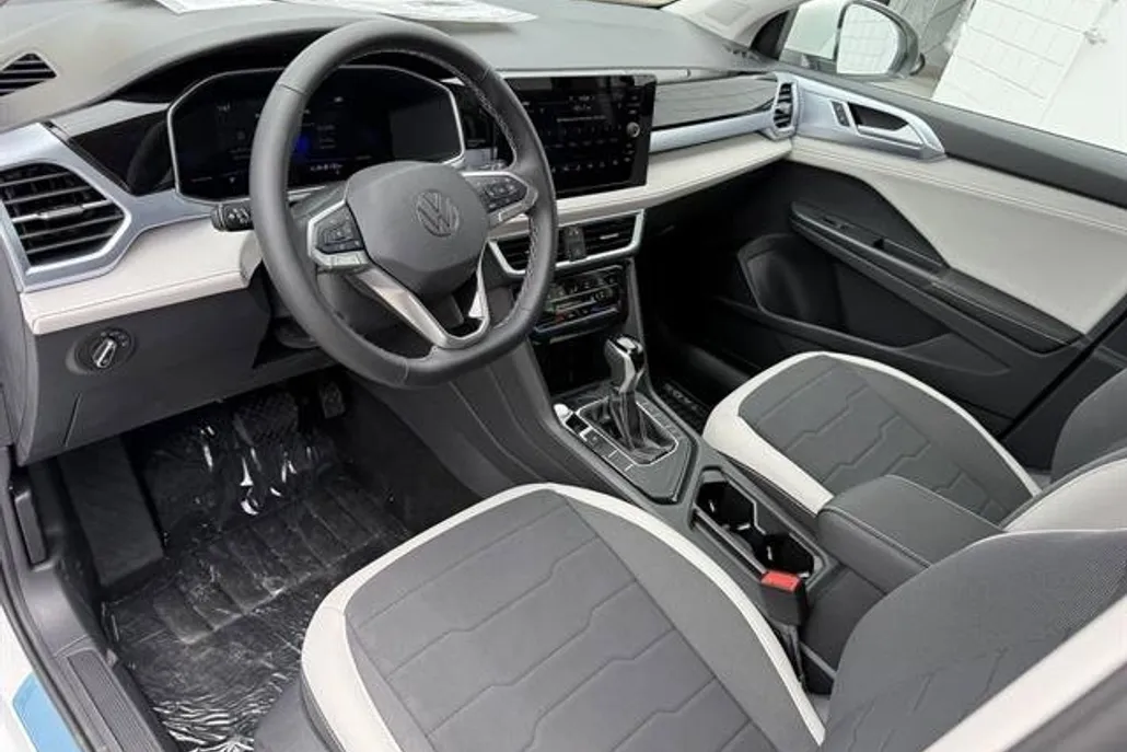 2025 Volkswagen Taos SE photo 1