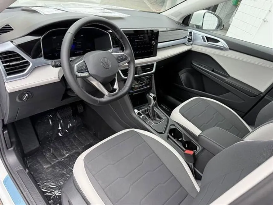 2025 Volkswagen Taos SE photo 1