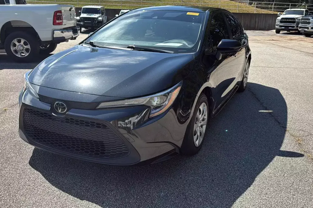 2021 Toyota Corolla LE photo 1
