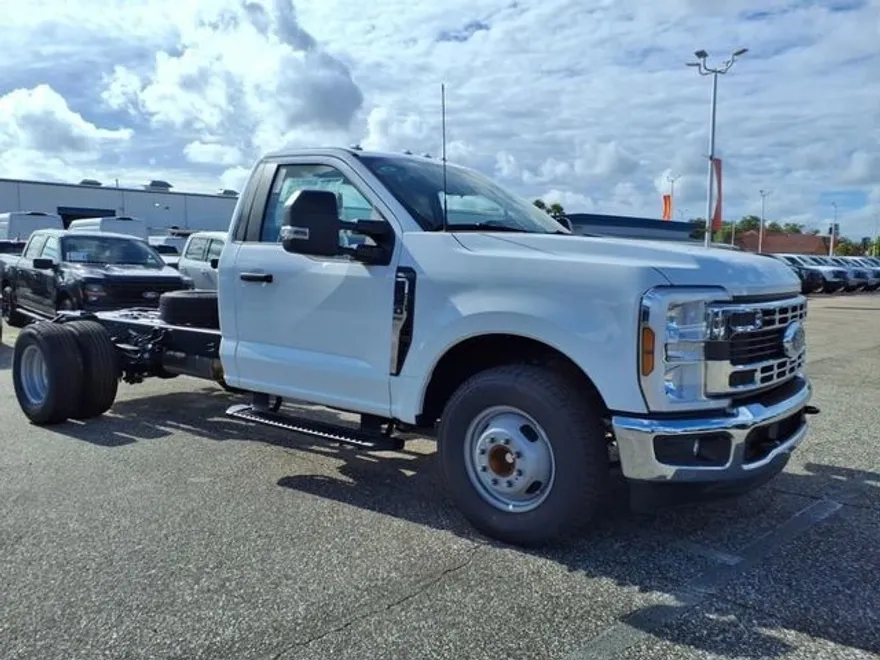 2025 Ford F-350 XL photo 1