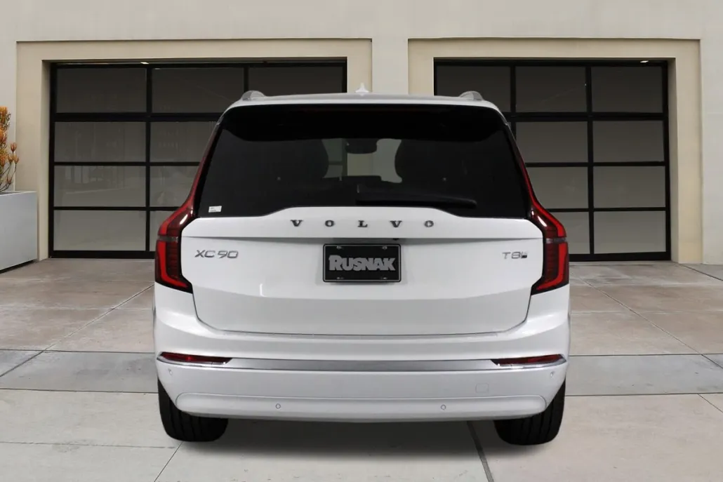 2026 Volvo XC90 T8 Plus photo 1
