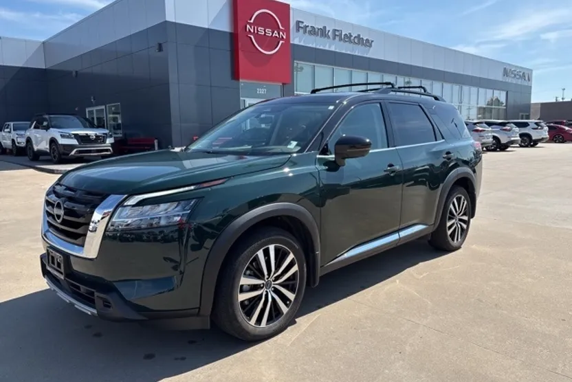 2024 Nissan Pathfinder Platinum photo 1