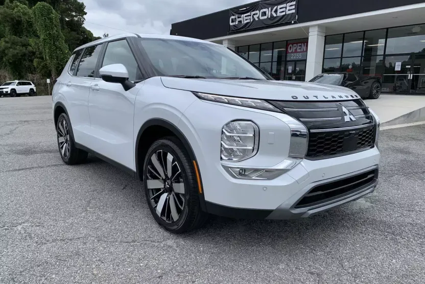 2025 Mitsubishi Outlander SE S-AWC photo 1