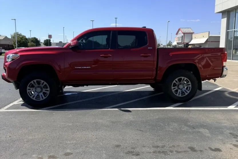 2016 Toyota Tacoma SR5 photo 1